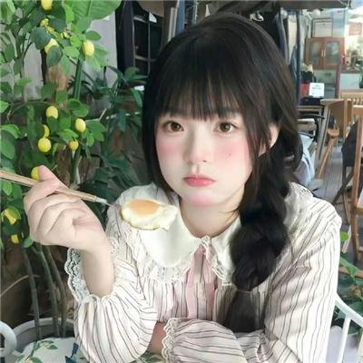 四月，她将到来。 海报